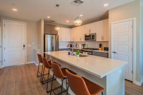 Stylish 1BR Uptown Biltmore Gym Pool Parking WD